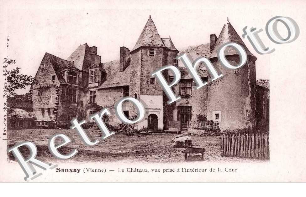 le Chateau, Vue prise a l'interieur de la Cour