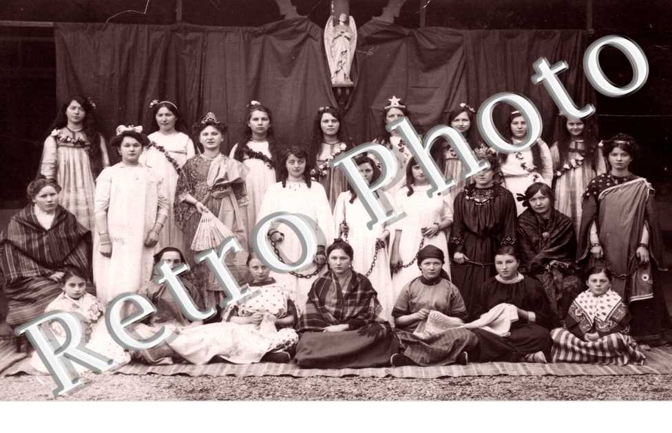 Un groupe de femmes pris en photo
