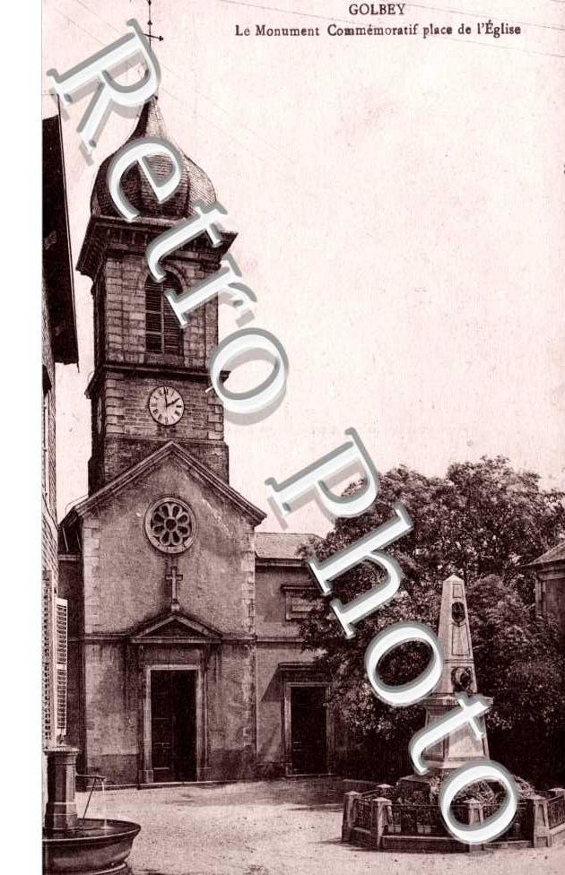 L&#039;eglise et le monument aux morts
