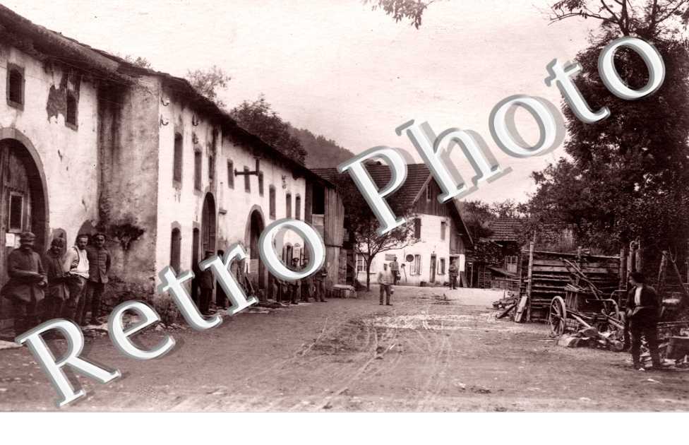 ( Des soldats dans une rue )