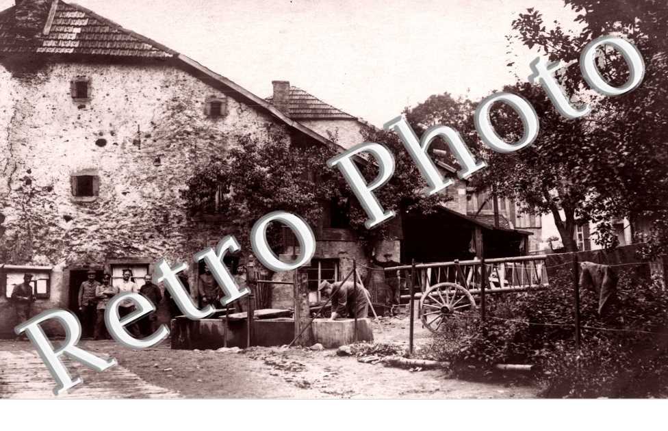 ( Des soldats devant une maison )