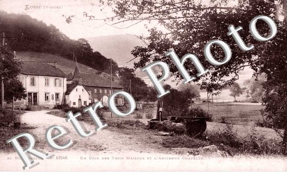 Un Coin des Trois Maisons et l&#039;Ancienne Chapelle