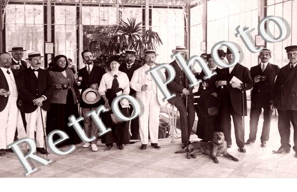 Un groupe d&#039;hommes et de femmes pris en photo