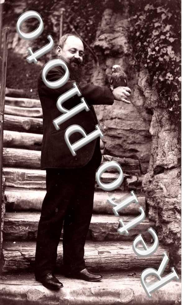 Un Homme et un Perroquet pris en photo