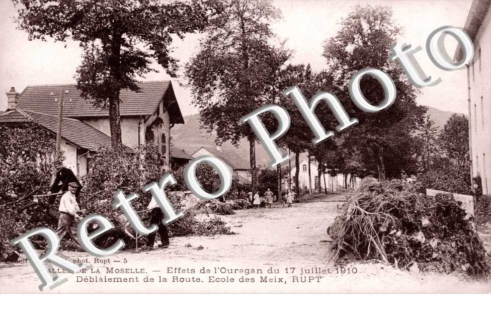 Ecole des Meix. Effets de l&#039;ouragan du 17 juillet 1910 Deblaiement de la route.