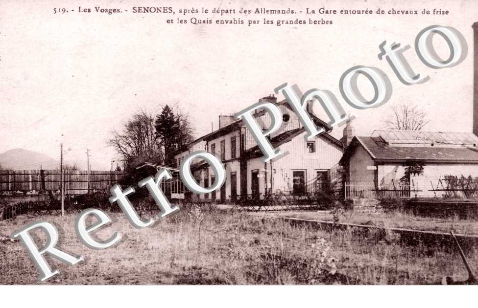La Gare apres la guerre, entouree de chevaux de frise et envahie par les grandes herbes