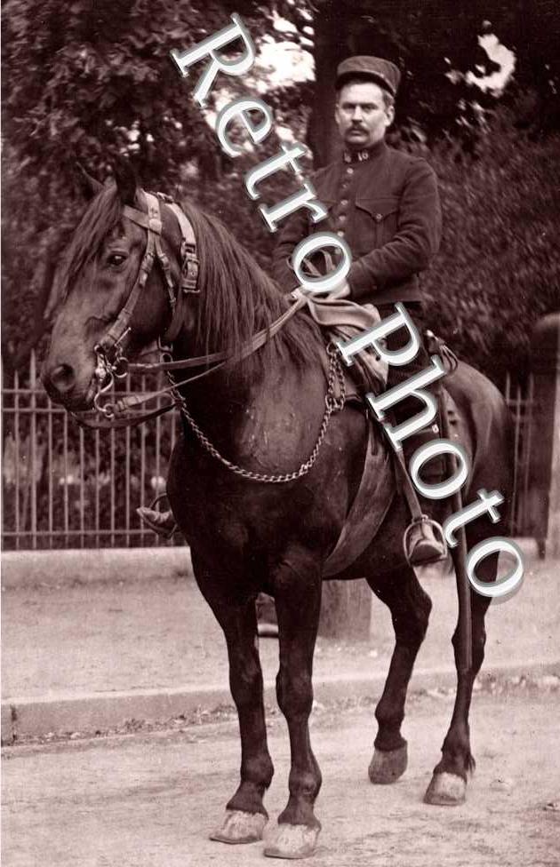 Photographie prise le 20 juin 1919 a l&#039;arrivee de la promenade, un soldat a cheval
