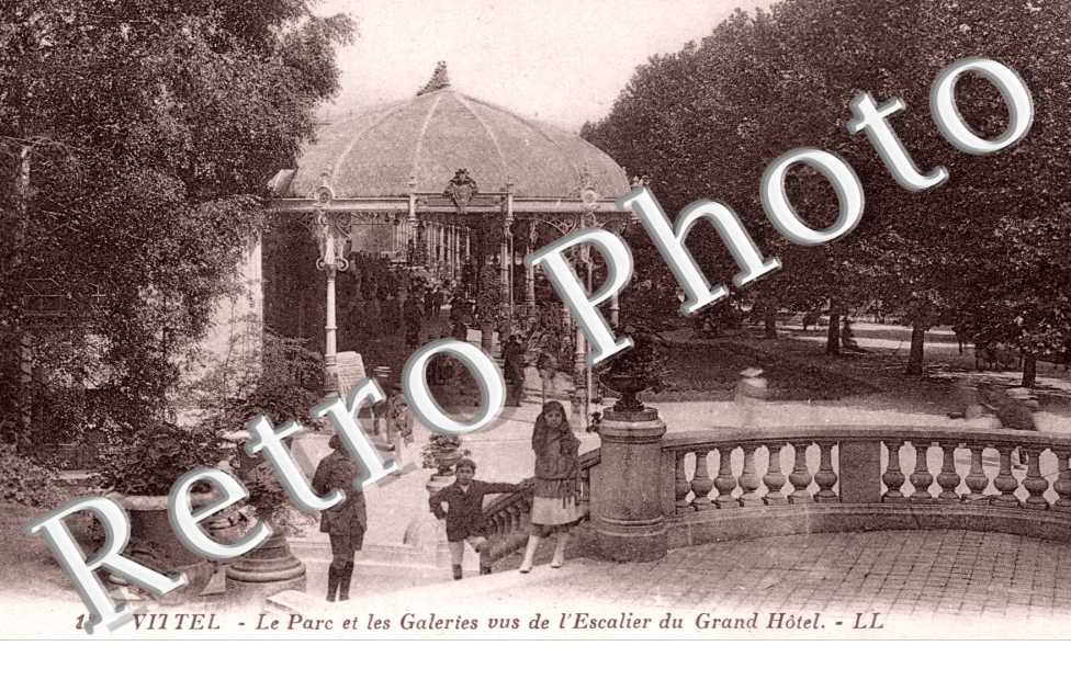 le parc et les Galeries vus de l'escalier du Grand Hotel