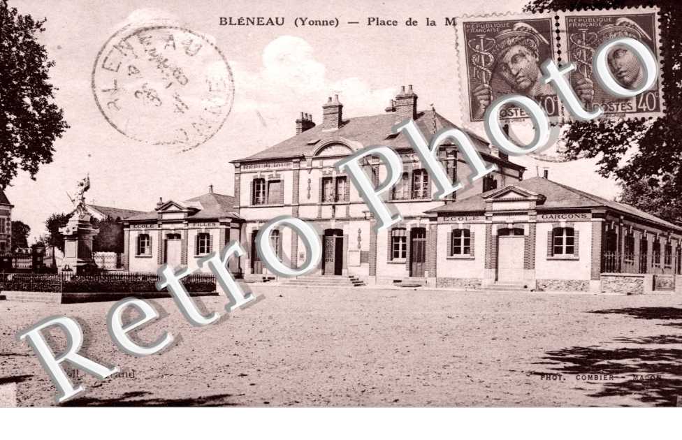 Place de la Mairie, les Ecoles
