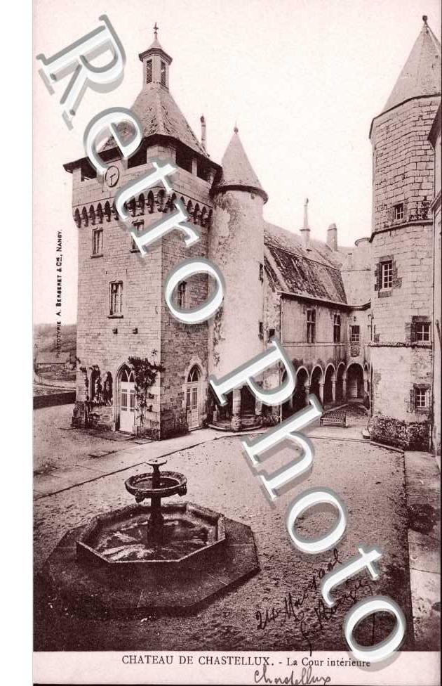 le Chateau - Cour Interieure