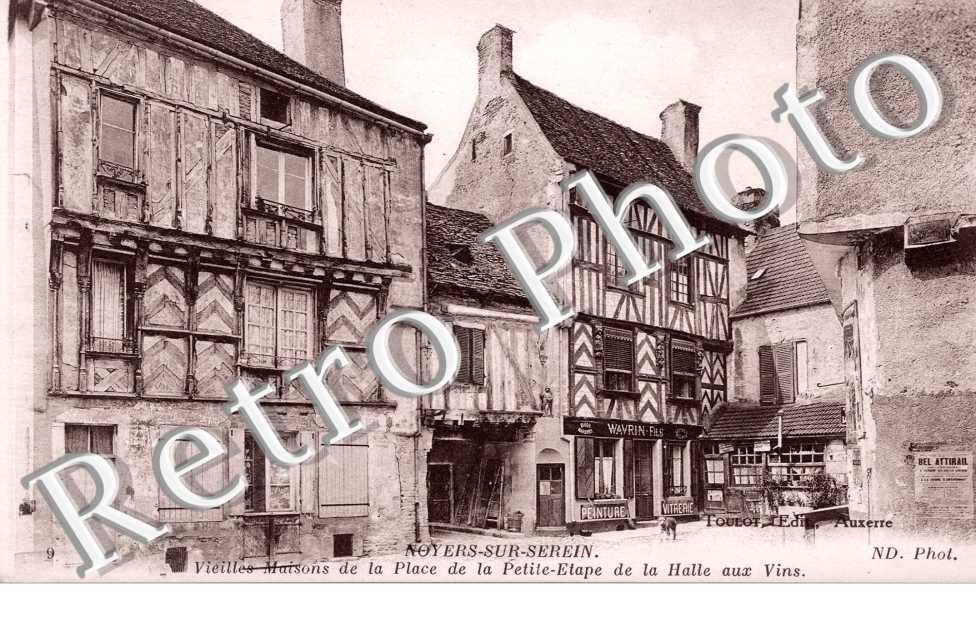Vieilles Maisons de la Place de la Petite Etape de la Halle aux Vins