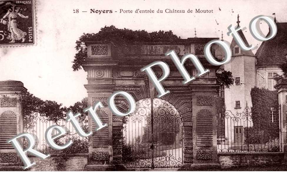 PORTe d'Entree du chateau de Moutot