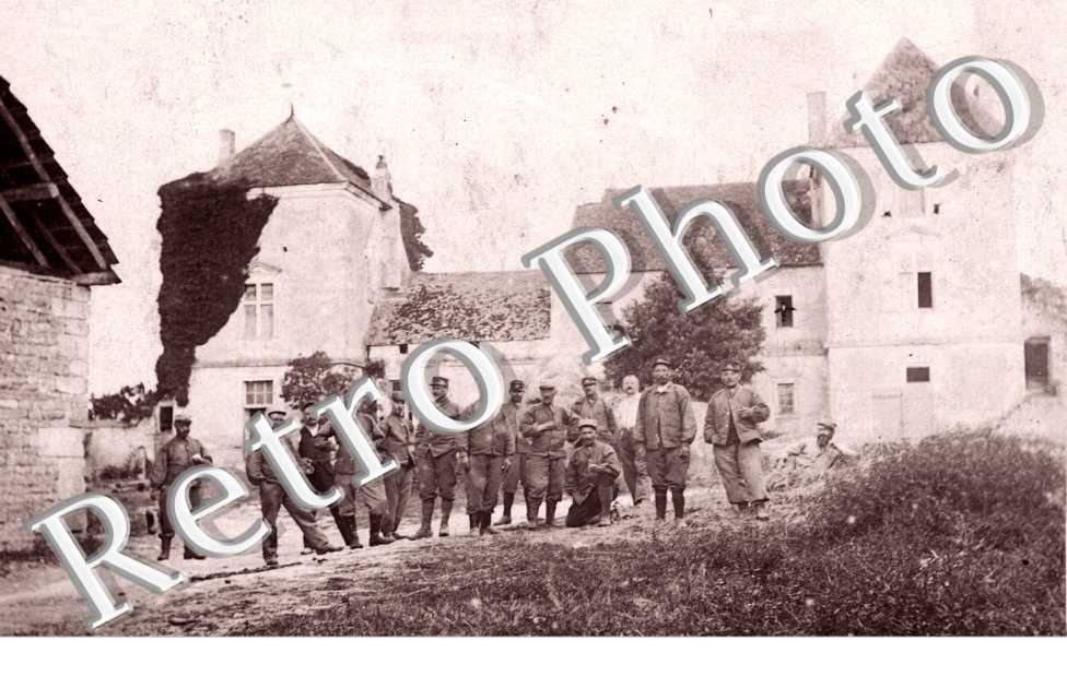 Un groupe d'hommes pris en photos