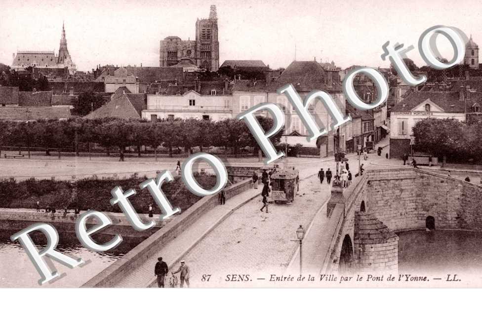 Entree de la Ville par le Pont de l'Yonne