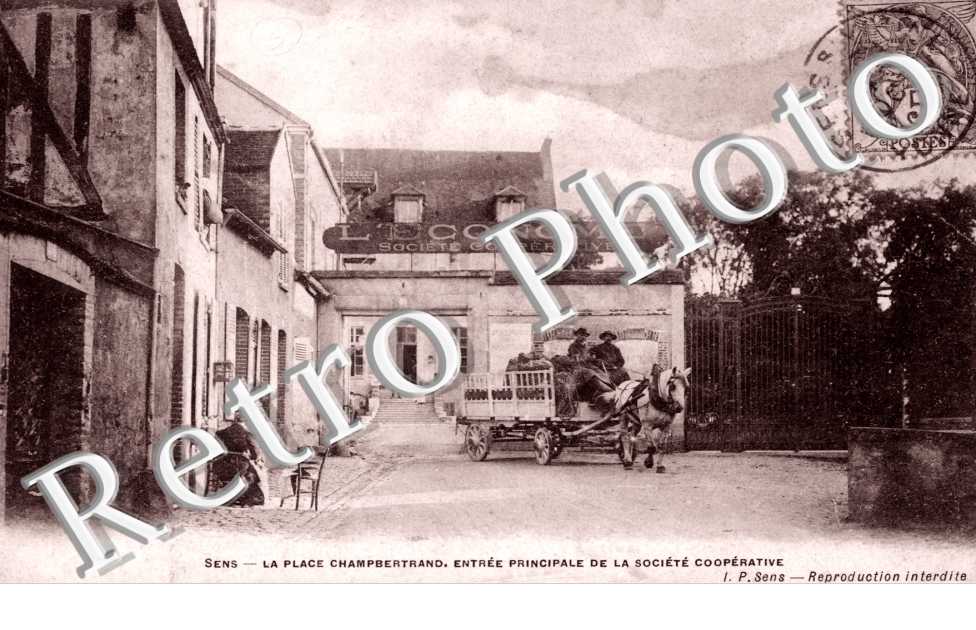 la Place Champbertrand, Entree Principale de la Societe Cooperative