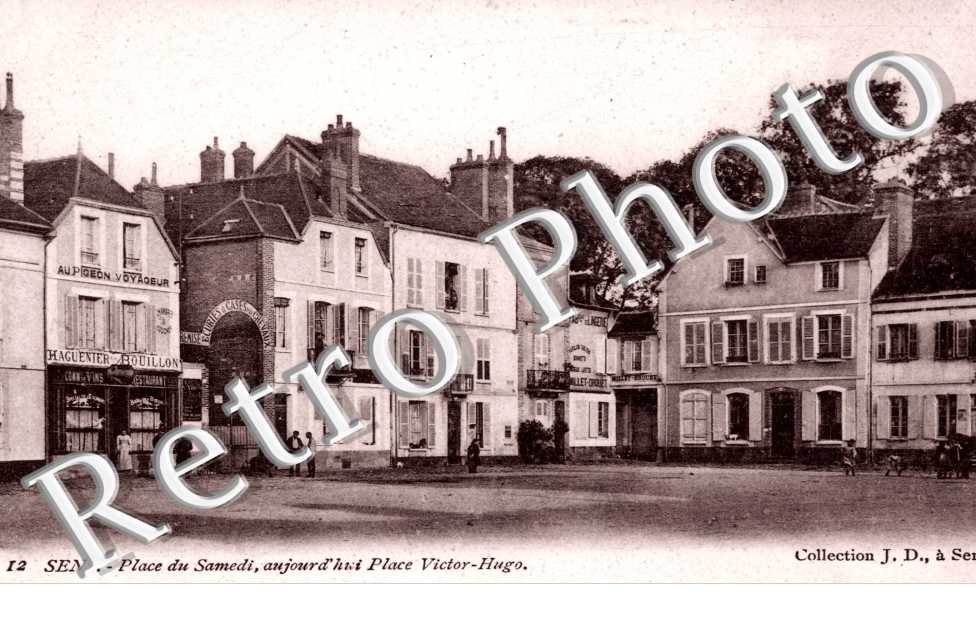 Place Victor-Hugo, Anciennement "Place du Samedi"