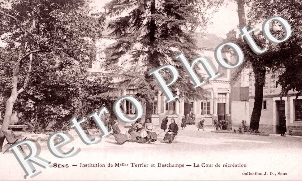 Institution de Mademoiselles Terrier et Deschamps, la Cour de Recreation