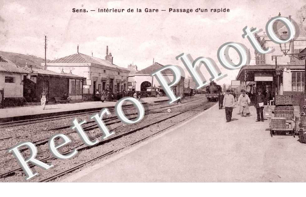 Interieur de la Gare, Passage d'un Rapide