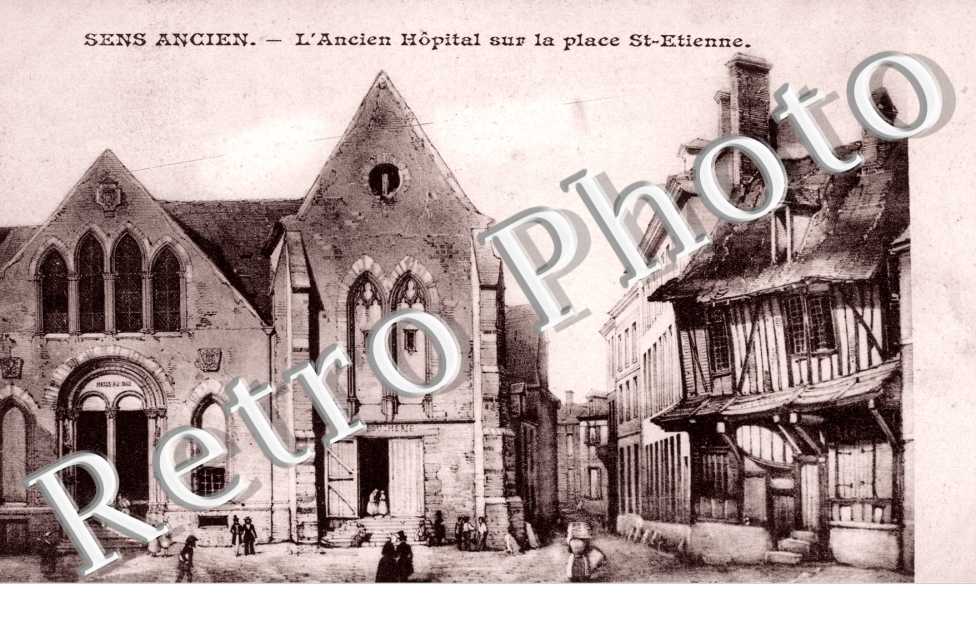 l&#039;ancien hopital sur la place Saint Etienne