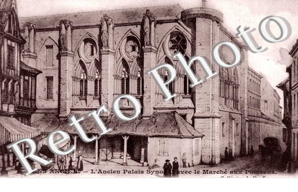 l&#039;ancien palais Synodal avec le marche aus poissons