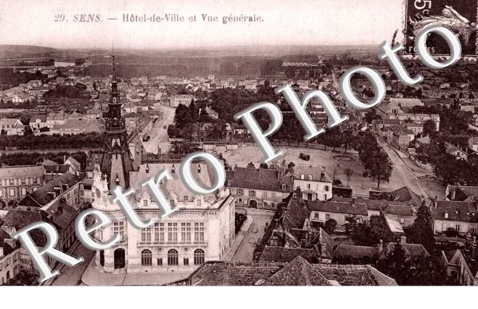 Hotel-de-Ville et Vue Generale