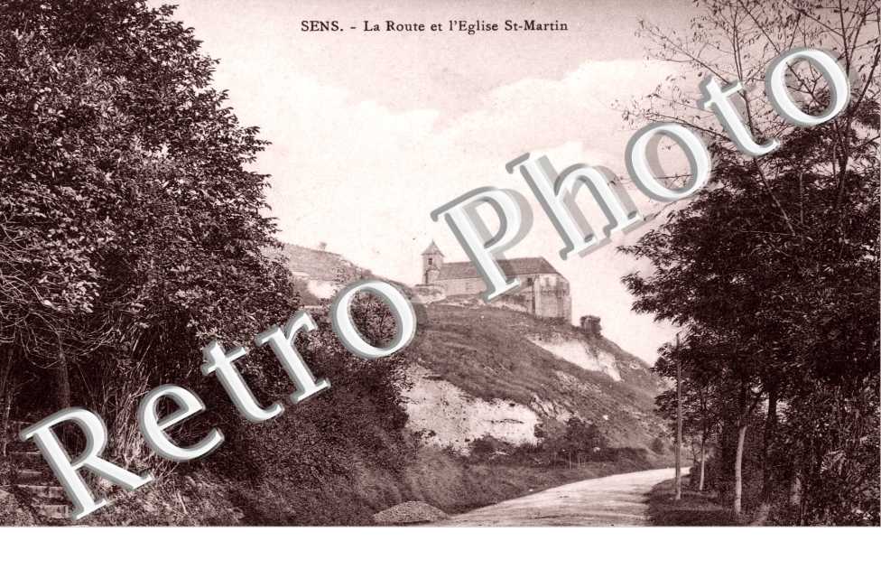 la route et l&#039;eglise Saint-Martin