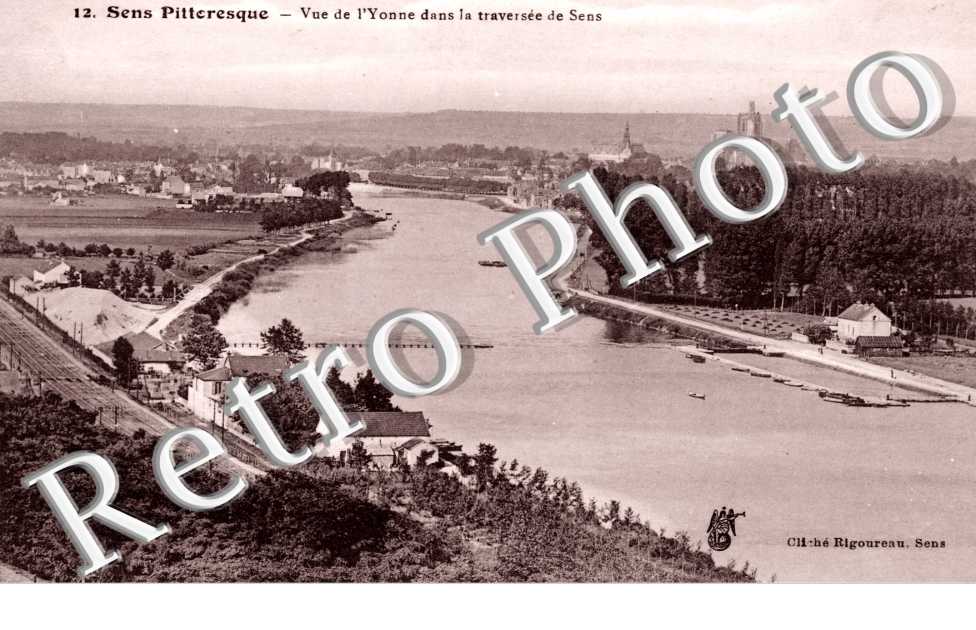 Vue de l&#039;Yonne dans la traversee de Sens