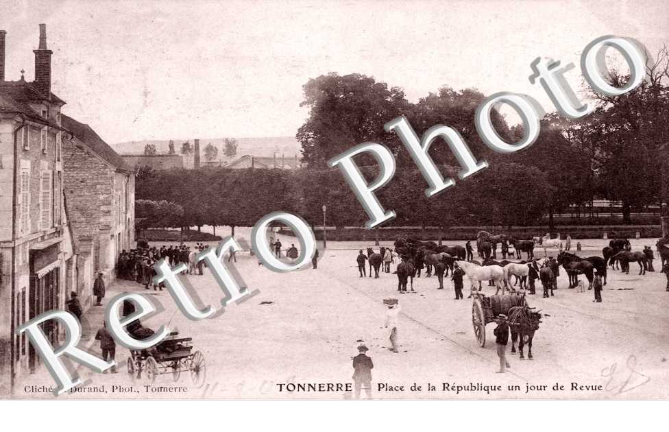 la Place de la Republique un Jour de Revue