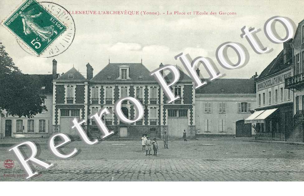 La Place et l'Ecole des Garçons