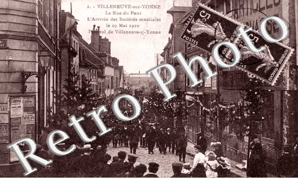 la rue du Pont - Arrivee des Societes Musicales