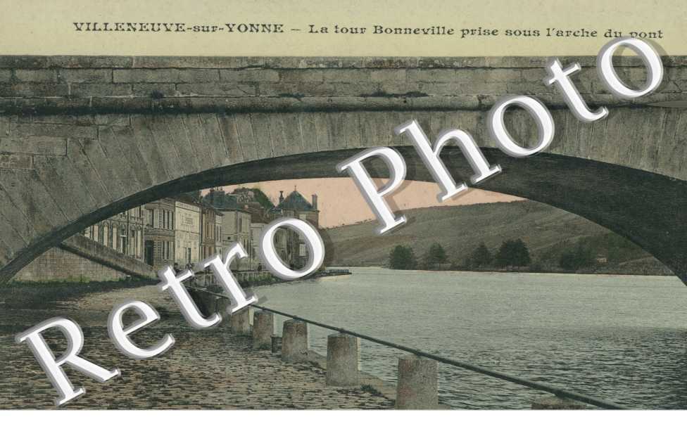 La tour Bonneville prise sous l'Arche du pont
