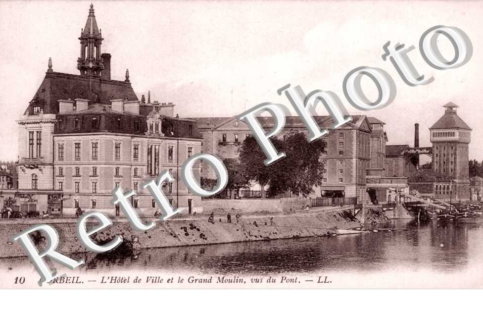 l&#039;Hotel de Ville et le Grand Moulin, vus du Pont