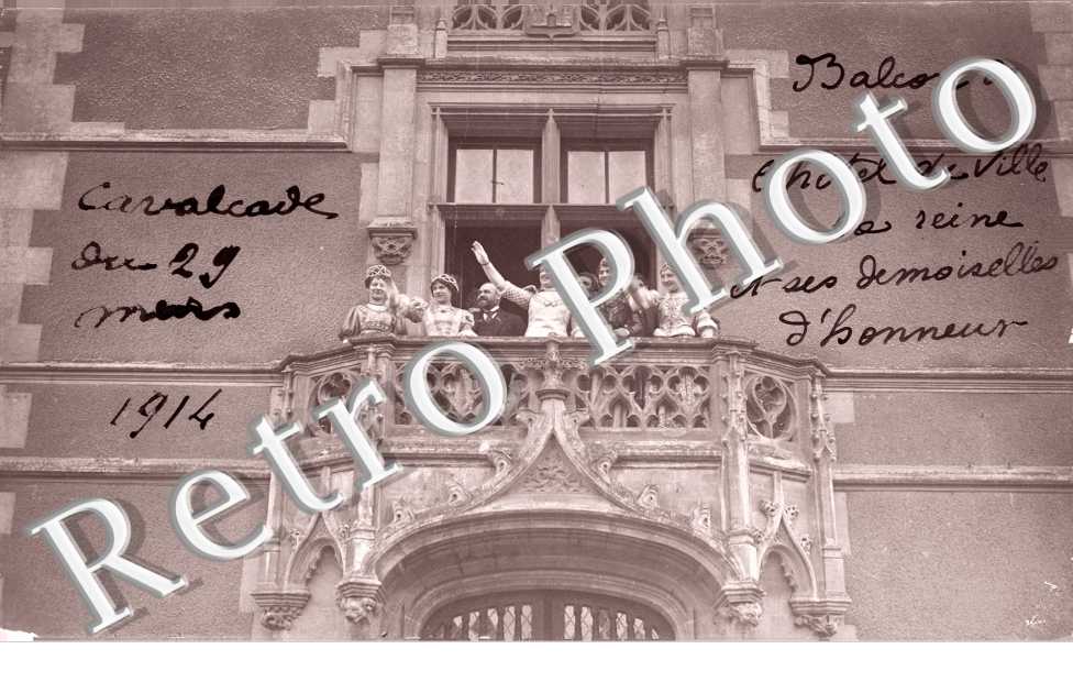 (Cavalcade du 29 mars 1914, la Reine au balcon de l&#039;Hotel de Ville)
