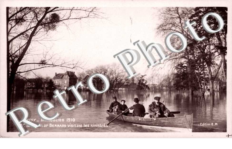 Inondation 1910. Mr le Docteur Bernard visitant les sinistres