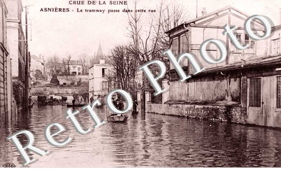 Inondations 1910, le tramway passe dans cette rue
