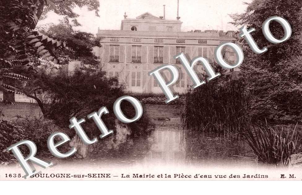 La Mairie et la Piece d'eau vue des Jardins
