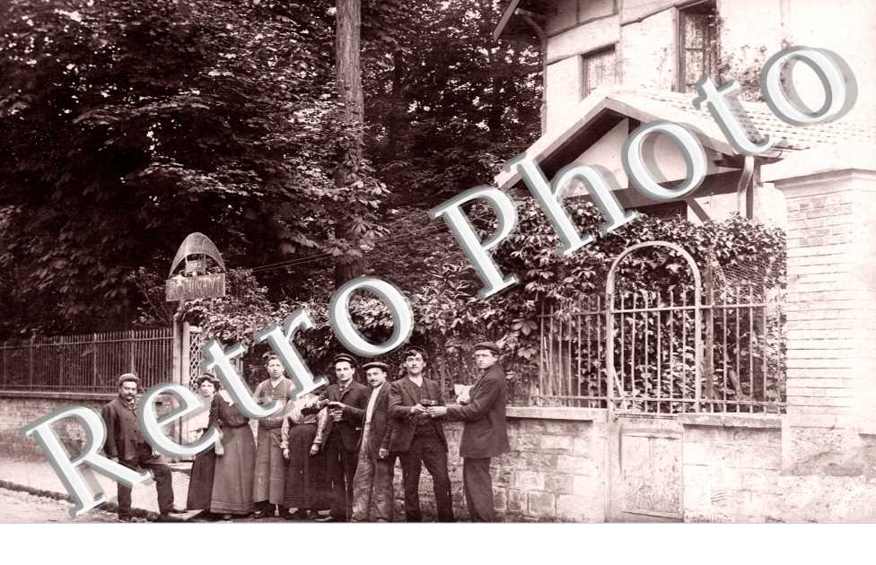 Une famille trinque devant un restaurant