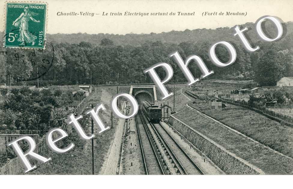 Le train electrique sortant du tunnel (foret de Meudon)