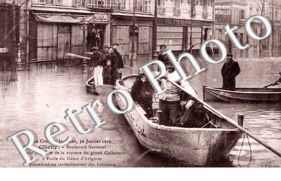 La Crue de la Seine 1910, Boulevard National, l&#039;Ecole du Genie d&#039;Avignon procedant au ravitaillement