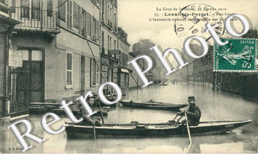 Inondations de 1910, La Rue Cave, l&#039;Infanterie operant les sauvetages