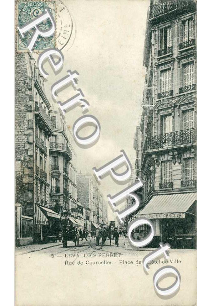 La Rue de Courcelles, Place de l&#039;Hotel de Ville