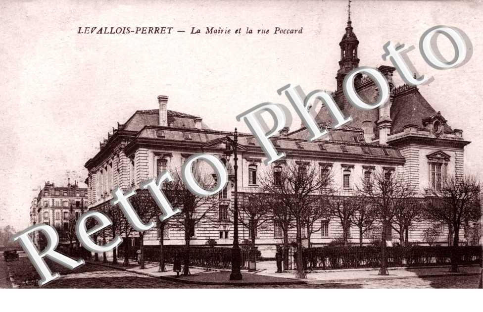 la Mairie et la rue Poccard