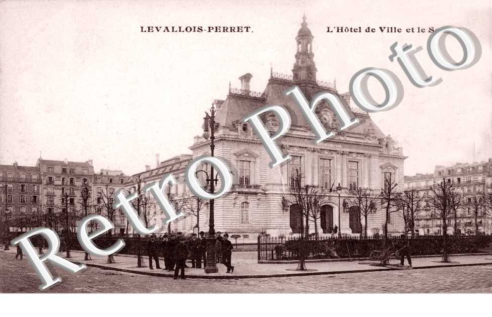 L&#039;Hotel de Ville et le Square