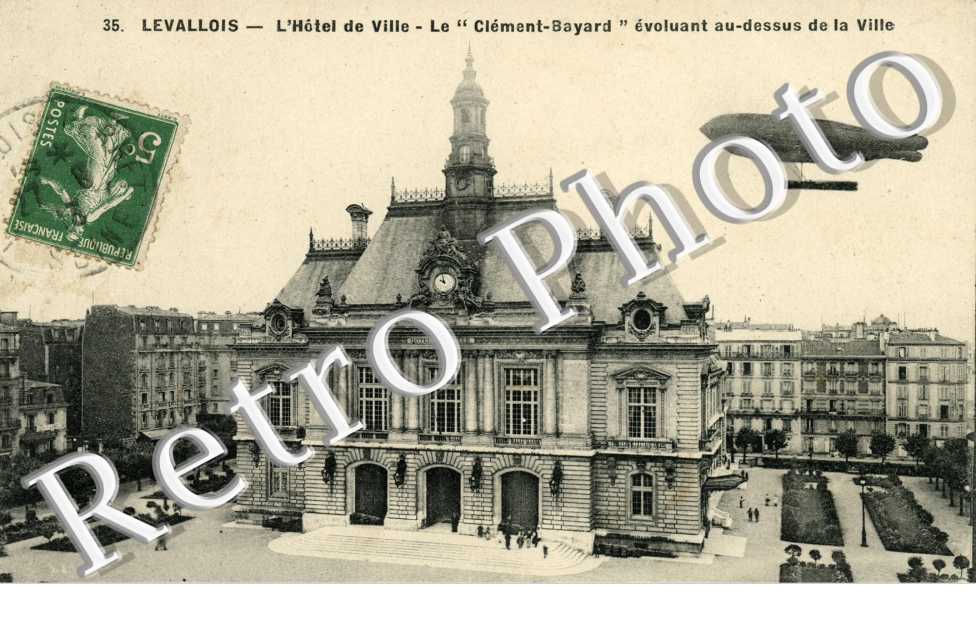 l&#039;hotel de ville Le Clement Bayard evoluant au dessus de la ville