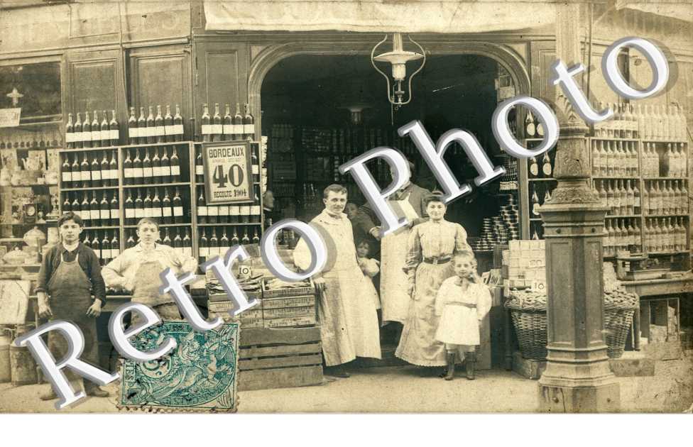 (Photo de commercants de vins devant leur boutique)