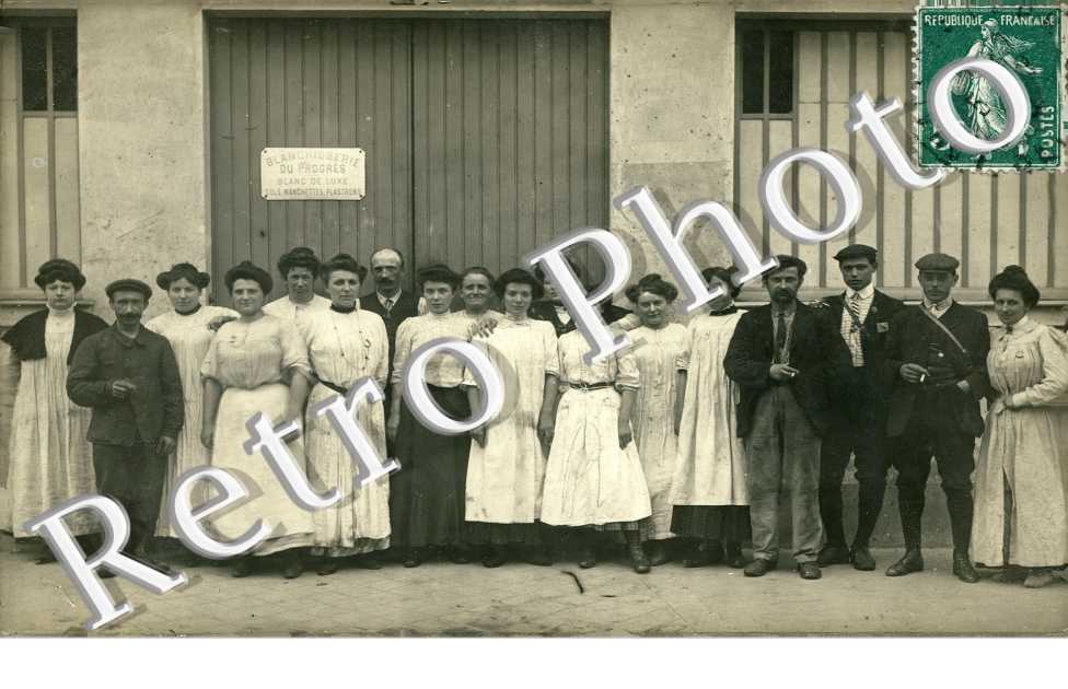 (Photo d&#039;un groupe de Blanchisseuses devant l&#039;Usine)