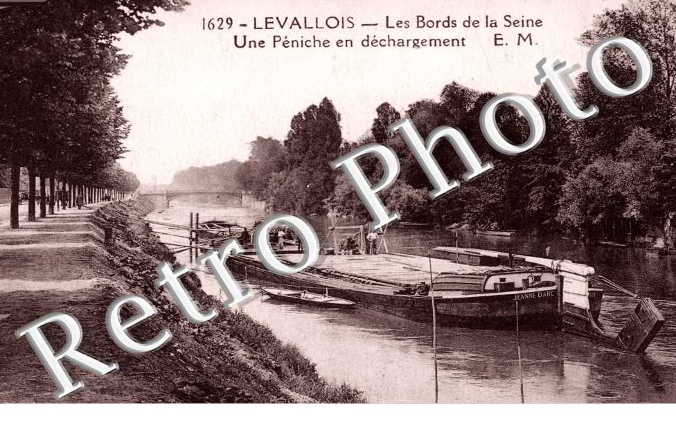 Les Bords de la Seine, une peniche en dechargement