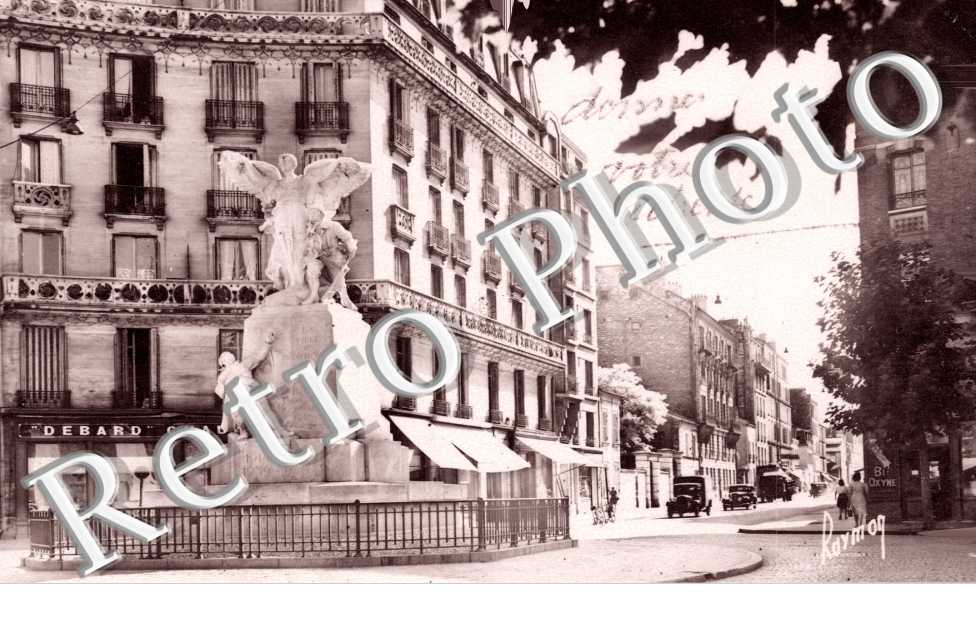Le Monument aux Morts et l&#039;Avenue de la Republique
