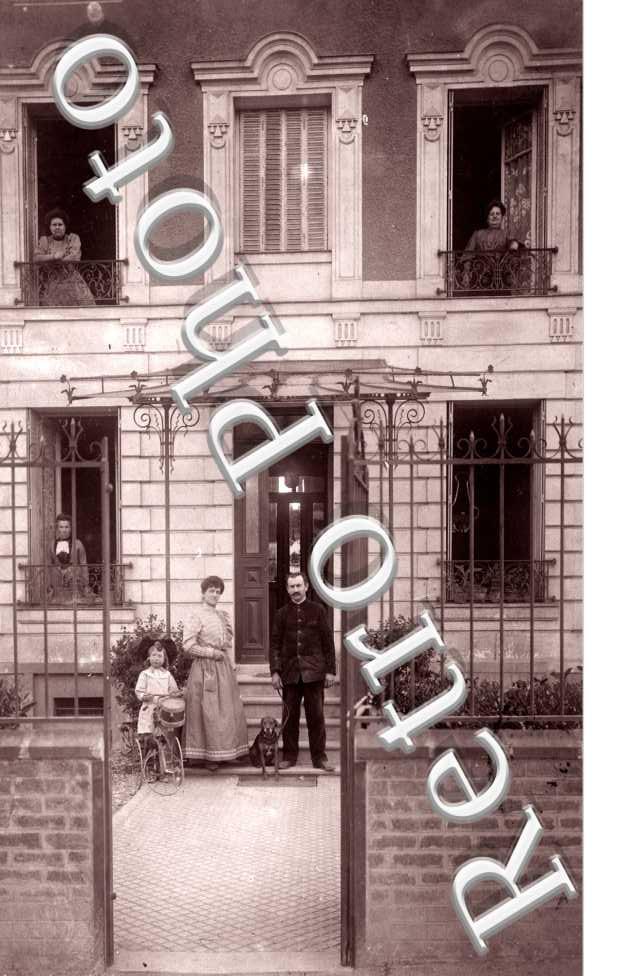 (une famille et leur maison)