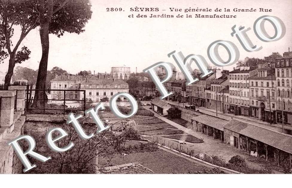 Vue generale de la Grande Rue et des Jardins de la Manufacture